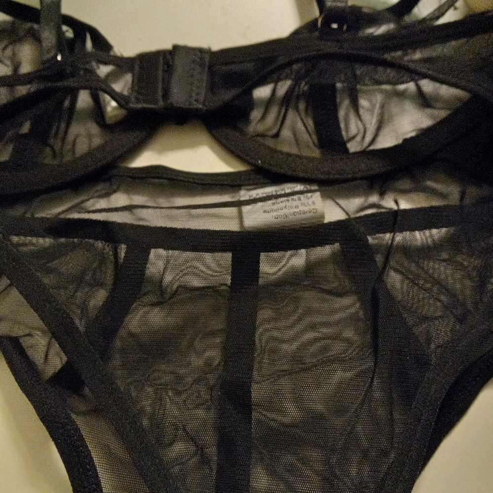 New,black sheer mesh 2pc underwire bra & bikini panty. Has ribbon detail size s